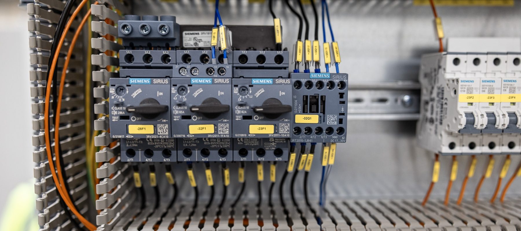 151 Y2 A7530 SW Elektroschrank Details